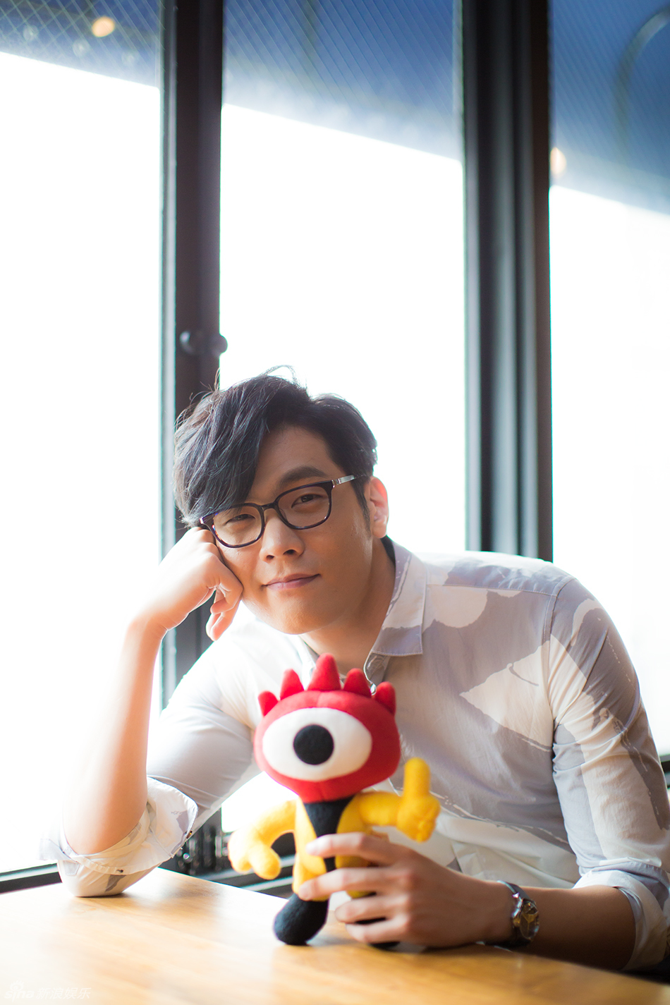 组图:崔丹尼尔戴眼镜儒雅绅士展笑颜_高清图集_新浪网