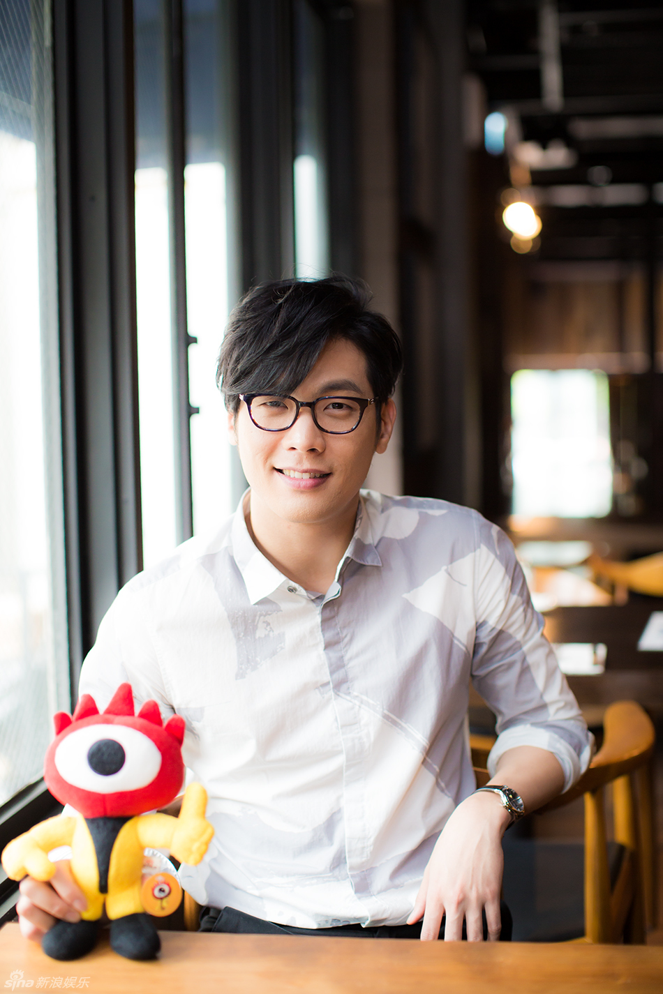 组图:崔丹尼尔戴眼镜儒雅绅士展笑颜_高清图集_新浪网