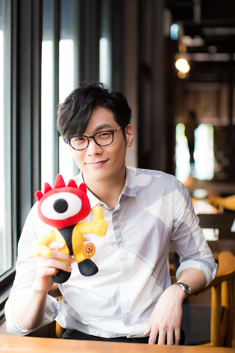 组图:崔丹尼尔戴眼镜儒雅绅士展笑颜_高清图集_新浪网