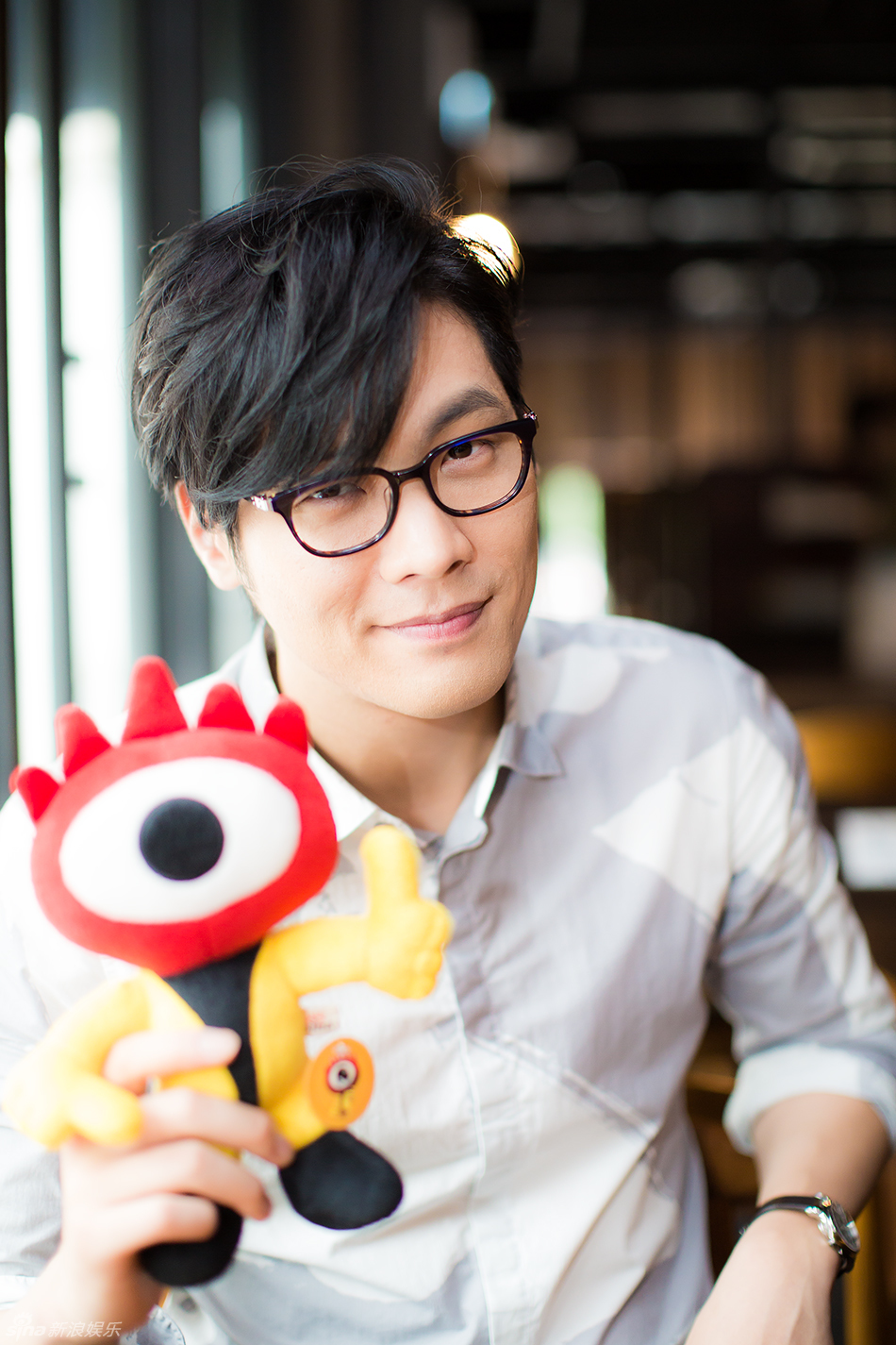 组图:崔丹尼尔戴眼镜儒雅绅士展笑颜_高清图集_新浪网