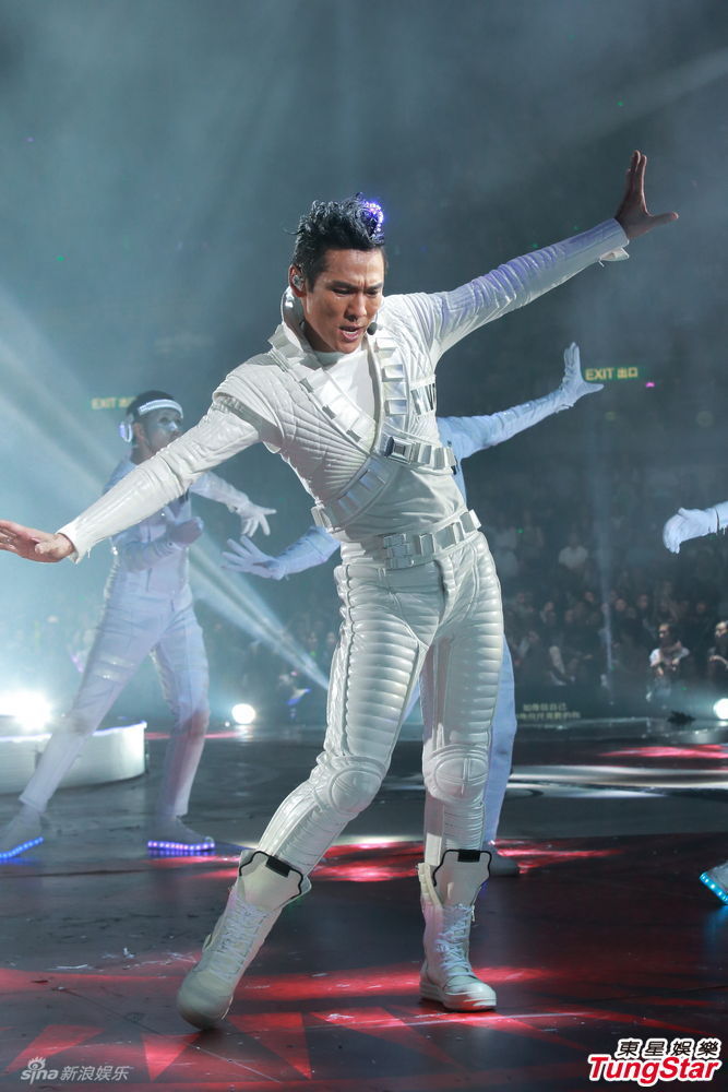 组图:杜德伟演唱会后激吻妻子 拒邀旧爱上台