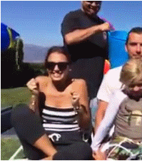 Jessica Alba冻得直哆嗦