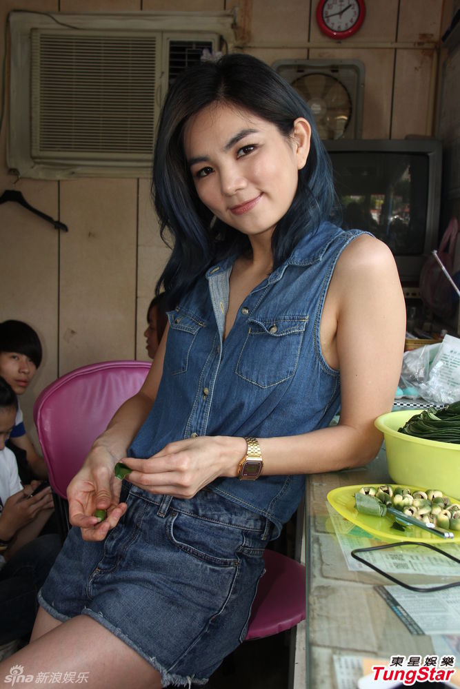 组图ella露脐装扮槟榔西施露美腿直呼好害羞