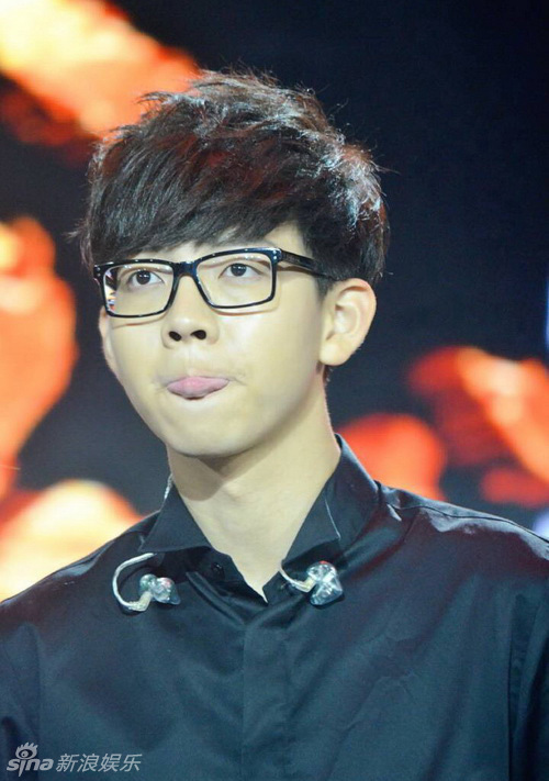 19日,胡夏亮相《四大名捕大结局》发布会,现场演唱主题曲《无情》