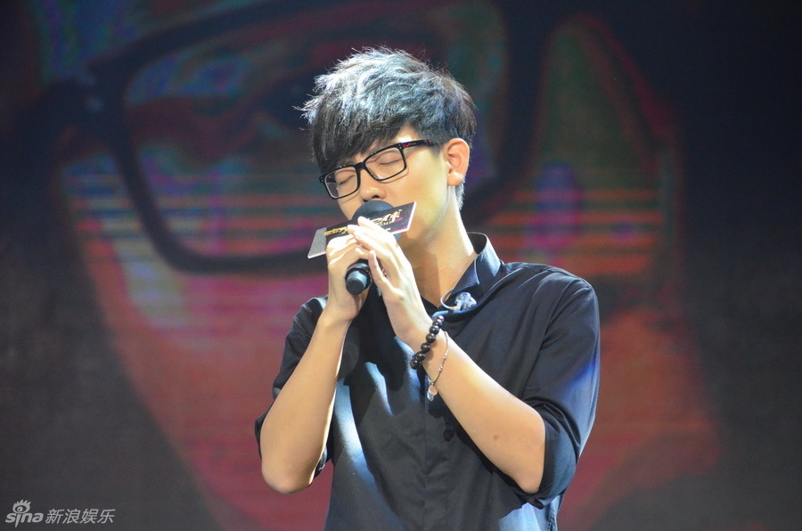 19日,胡夏亮相《四大名捕大结局》发布会,现场演唱主题曲《无情》