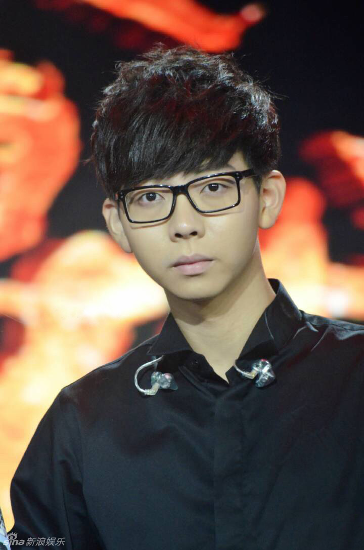 19日,胡夏亮相《四大名捕大结局》发布会,现场演唱主题曲《无情》