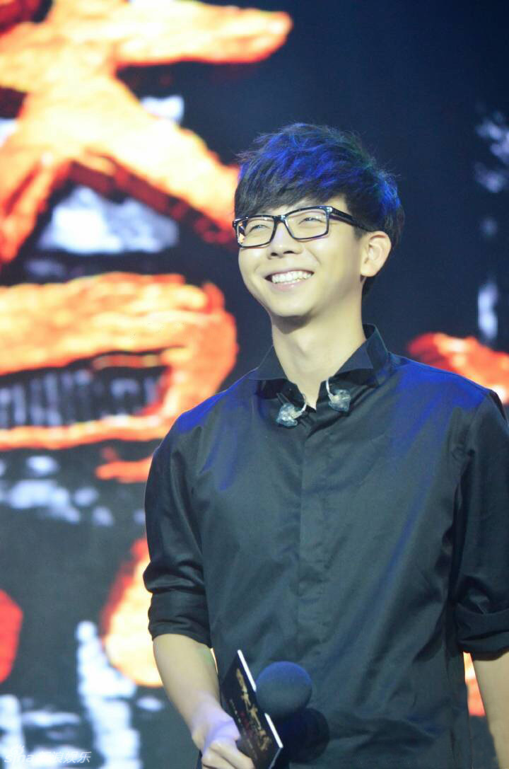 19日,胡夏亮相《四大名捕大结局》发布会,现场演唱主题曲《无情》