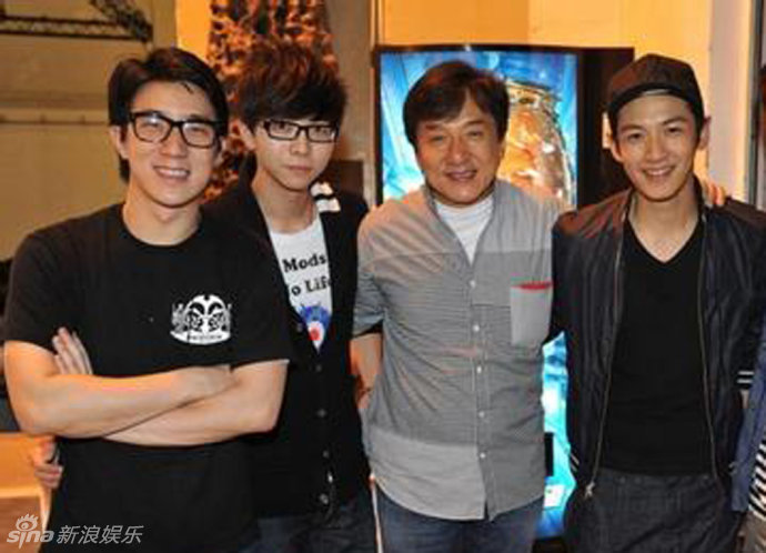 成龙微博致歉 教子无方林凤娇心碎 柯震东 房祖名 成龙 新浪娱乐 新浪网