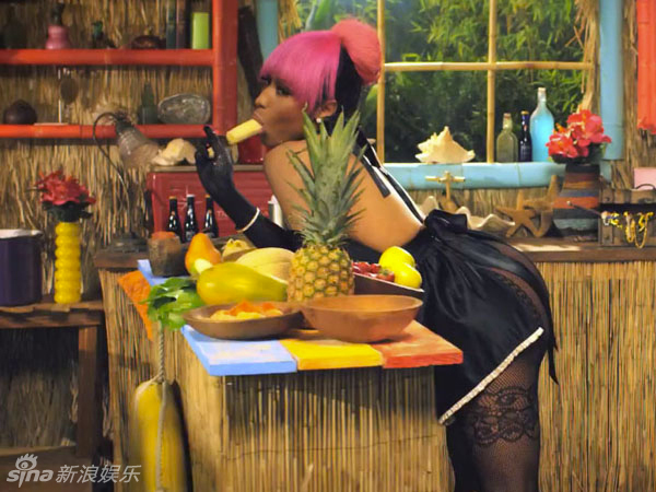 1 / 22 新浪娱乐讯 近日,妮琪-米娜(nicki minaj)最新mv《anaconda》