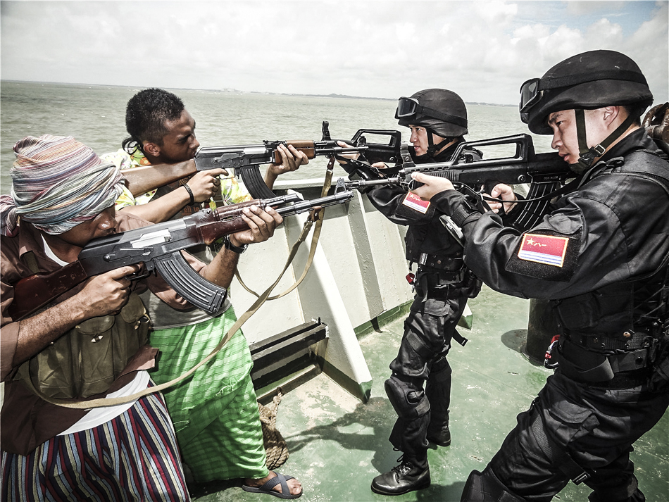 组图:《舰在亚丁湾》剧照 看海军制服猖狂海盗