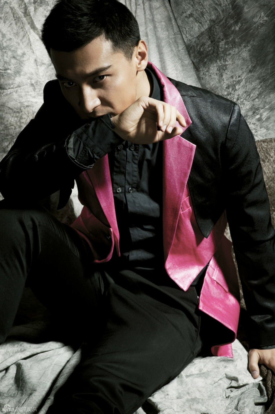 组图:贺刚复古写真大片来袭 坚毅自信气场强大_高清图集_新浪网