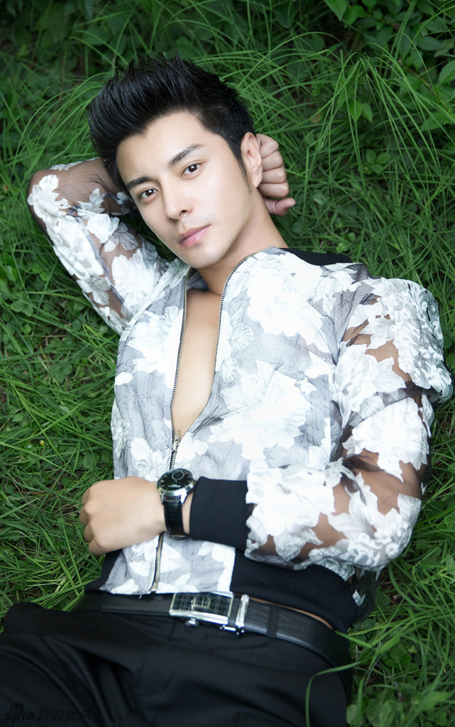 组图:杜俊泽秋意写真曝光 透视装秀肌肉线条_高清图集_新浪网