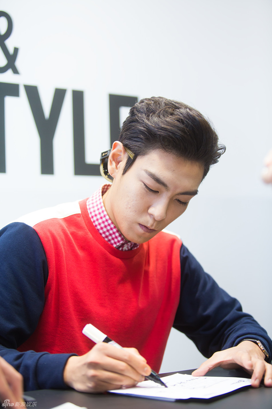 独家:bigbang成员top帅气办签名会