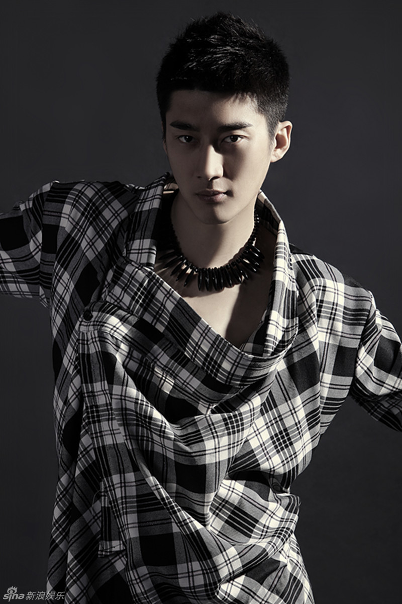 组图:宋珉宇潮装写真 目光深邃气场足_高清图集_新浪网