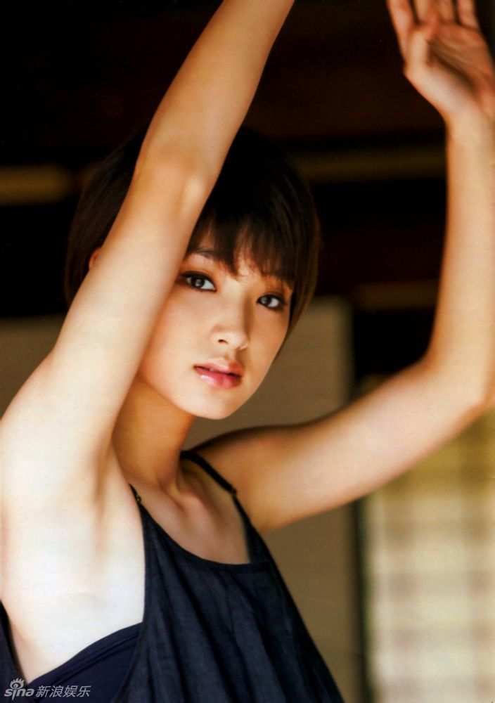 组图:刚力彩芽——短发女生也可以性感和可爱_高清图集_新浪网