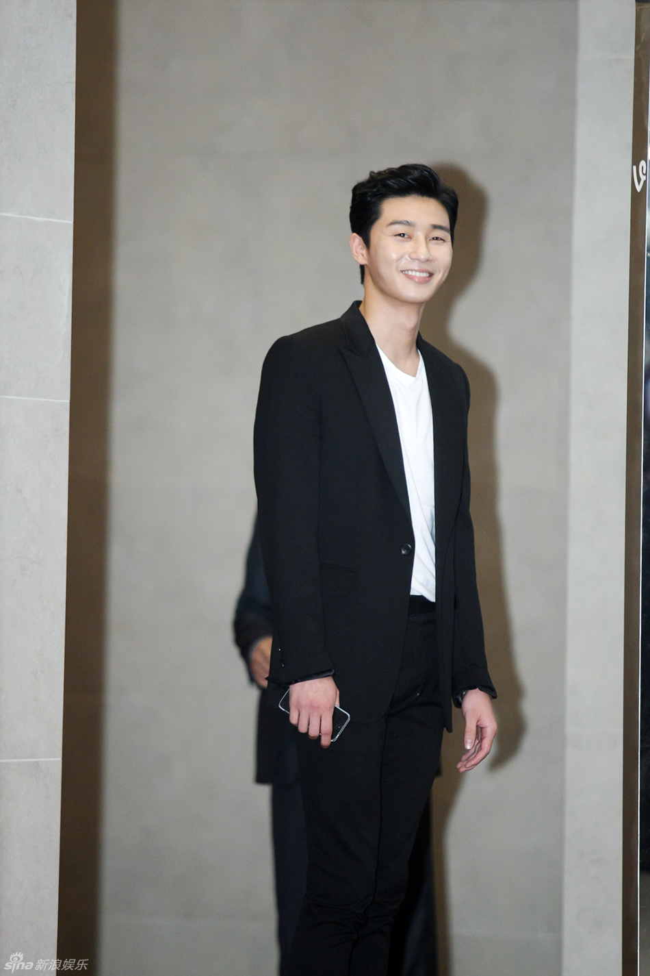 独家:崔丹尼尔宣传新片戴眼镜似哈利波特