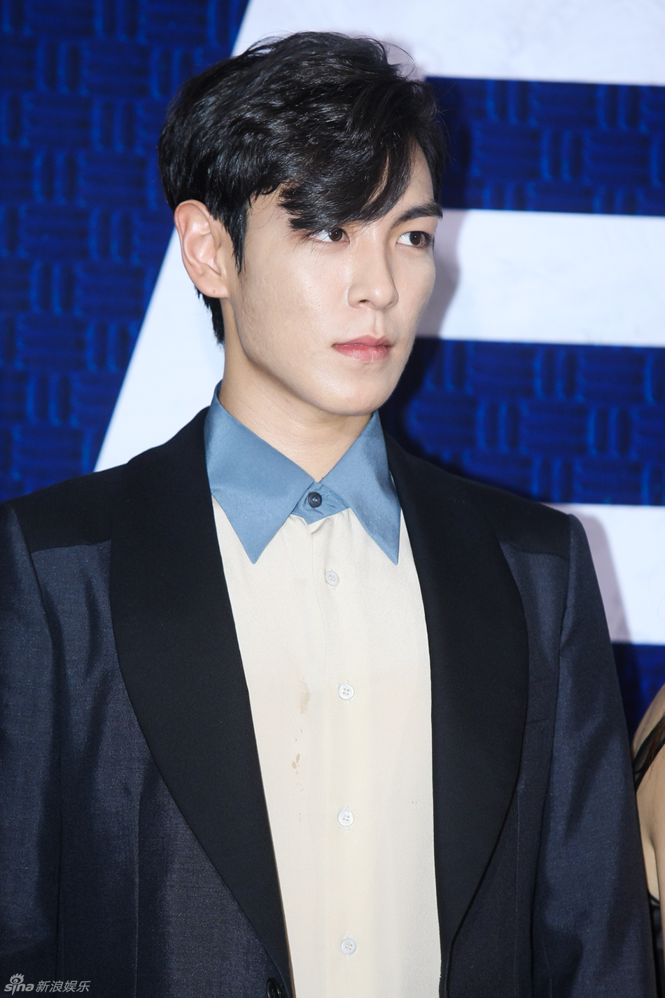 独家:崔丹尼尔宣传新片戴眼镜似哈利波特