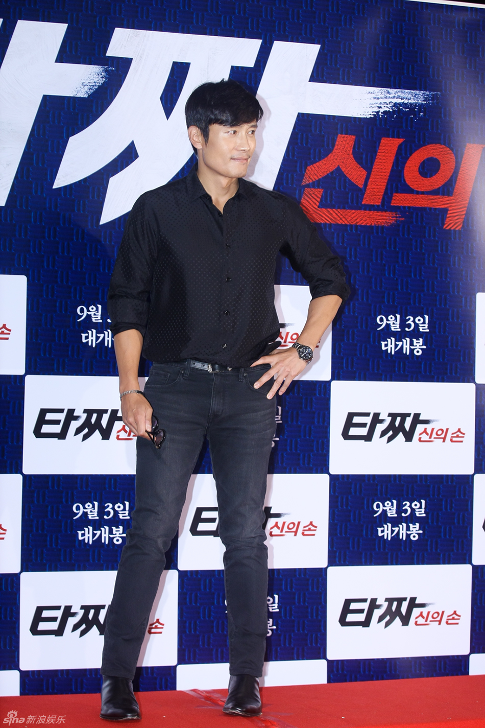 独家:崔丹尼尔宣传新片戴眼镜似哈利波特