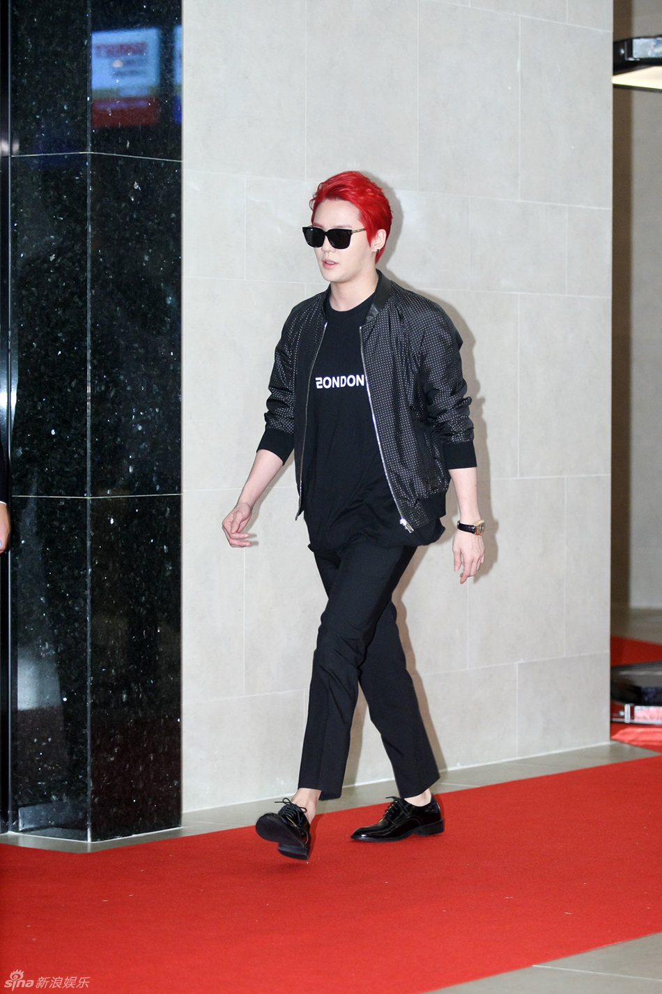 独家崔丹尼尔宣传新片戴眼镜似哈利波特