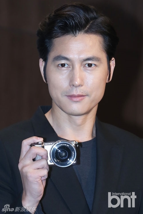 【2014.08.27】【明星】郑雨盛出席活动 黑西装帅气十足