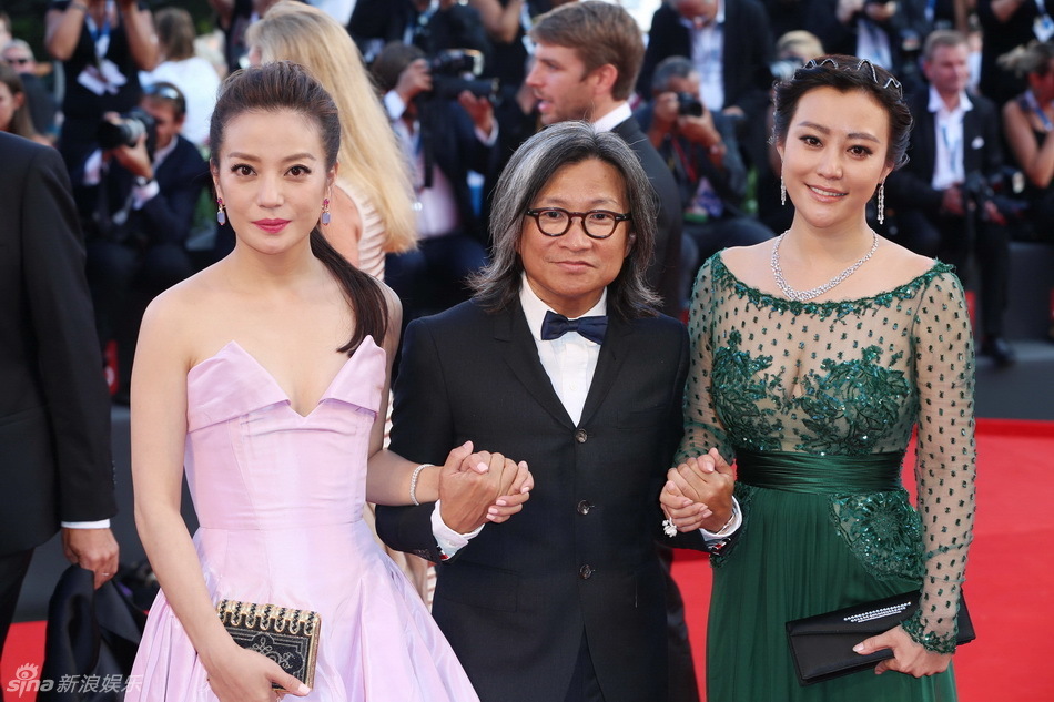 导演陈可辛携赵薇和郝蕾亮相红毯