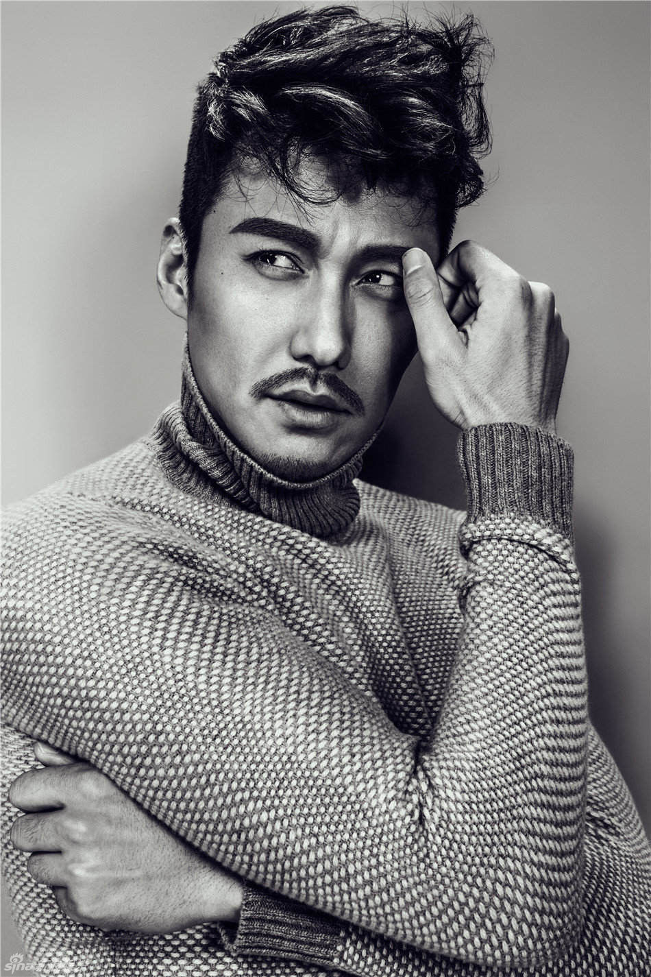 组图:胡兵曝素描感写真 优美轮廓形似复古雕像_高清图集_新浪网