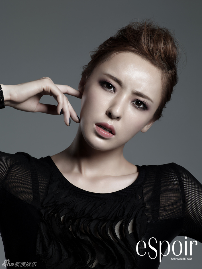 李多喜携手某品牌拍摄了一组写真,黑色透视装尽显冷艳性感,干练短发及