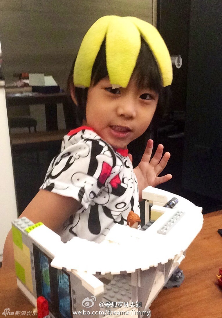 新浪娱乐讯 6日晚,林志颖在微博分享了一组kimi头顶柚子皮帽子的造型