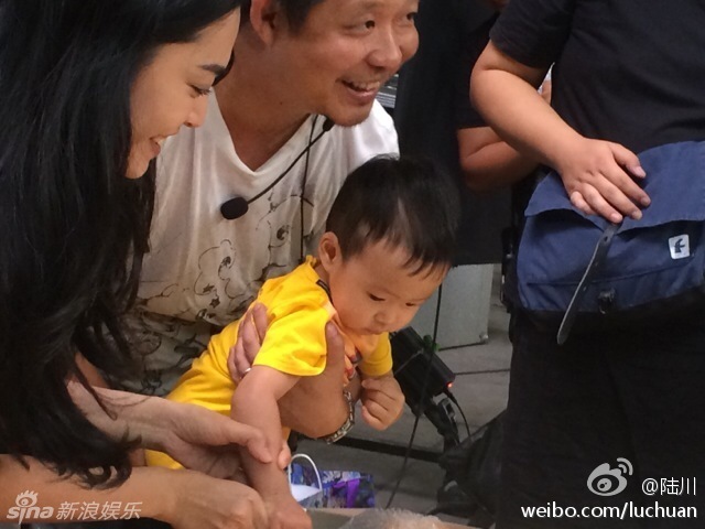 姚晨片场庆生曹郁抱儿子