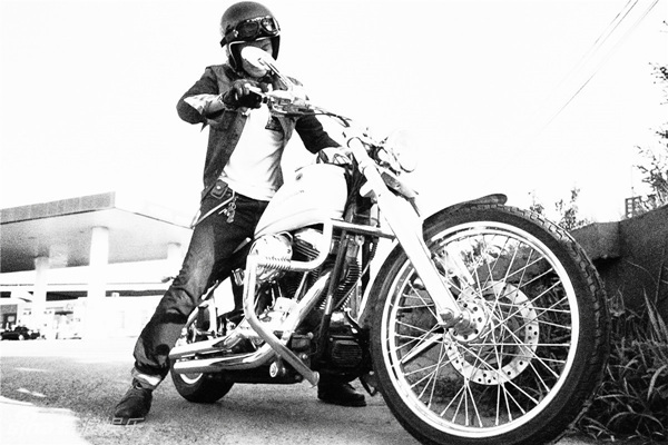 新浪娱乐讯 苗韵桐曝光了一组黑白影像另类写真,镜头下的苗韵桐,黑超