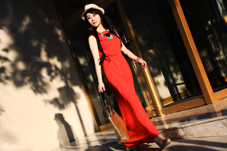 10 18:12:04 1 / 5 新浪娱乐讯 近日,歌手祖海曝光一组最新街拍写真.