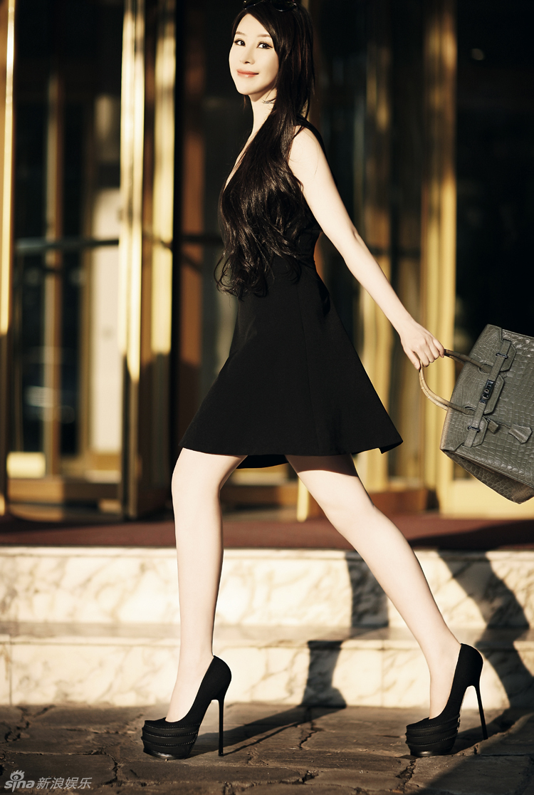 组图:祖海最新街拍写真曝光 红裙娇艳展魅力_高清图集_新浪网