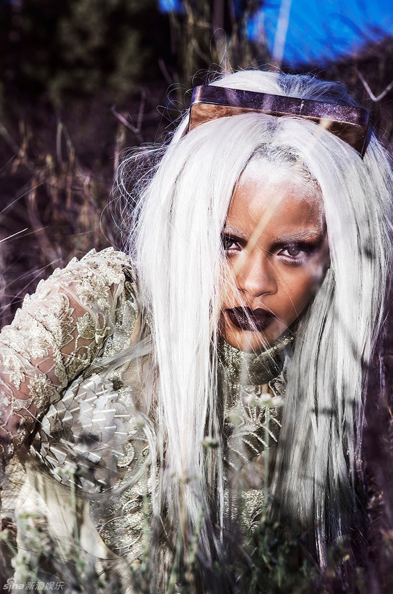 蕾哈娜横卧荒野秀性感