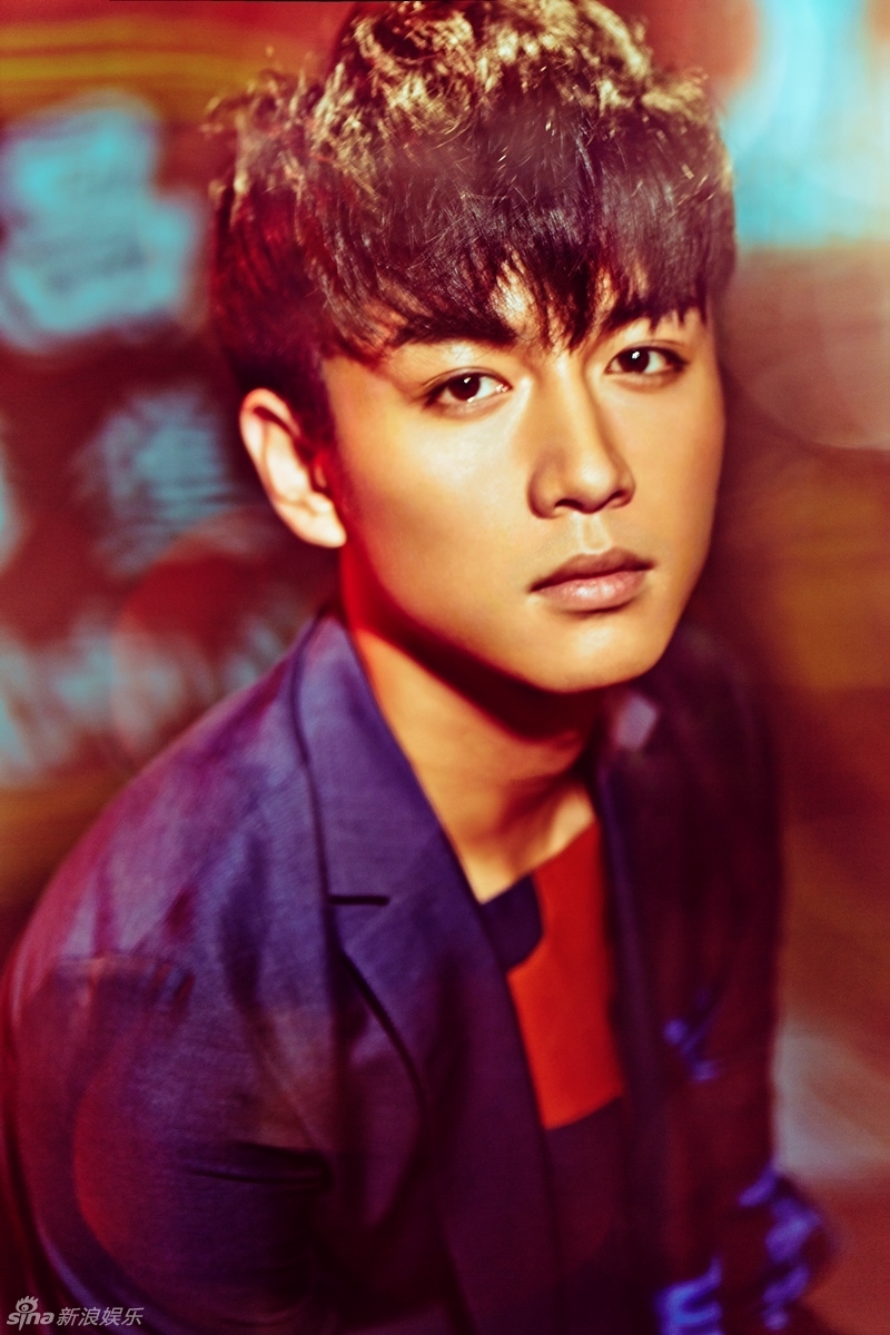 新浪娱乐讯 陈晓曝光了一组最近写真.照片中,流动的光影烘托出如梦似