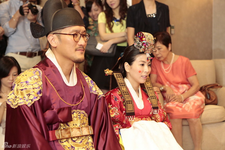 组图:许茹芸首尔婚礼似韩剧 穿艳红韩服吻老公_高清图集_新浪网