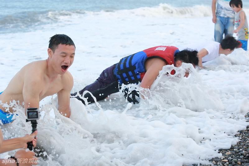 组图:林志颖与老爸同受冲浪惩罚 杨威大秀身材_高清图集_新浪网