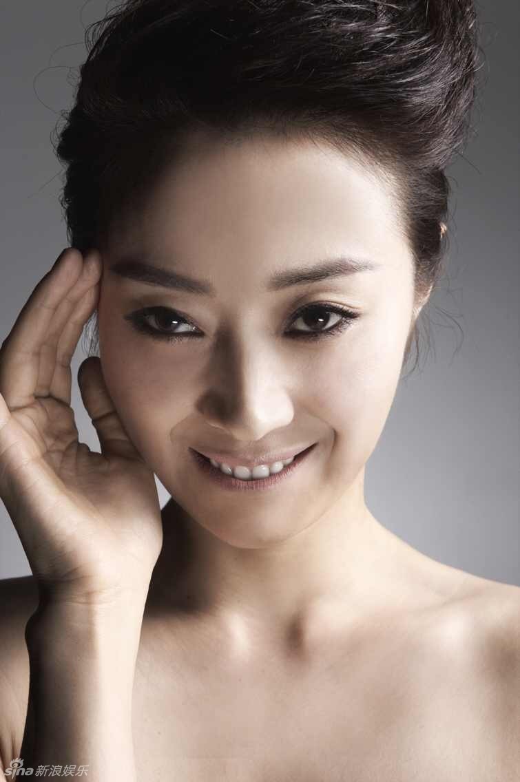 范志博甜美写真七连拍 优雅卖萌风格百变