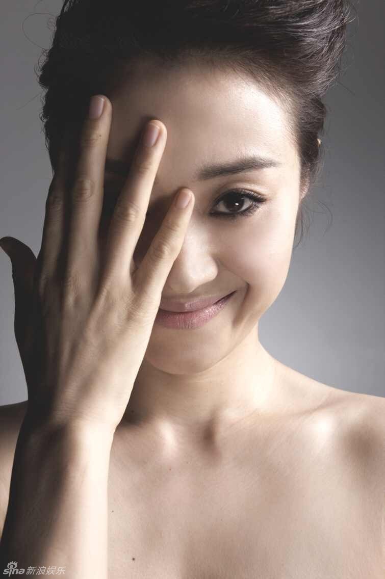 范志博甜美写真七连拍 优雅卖萌风格百变