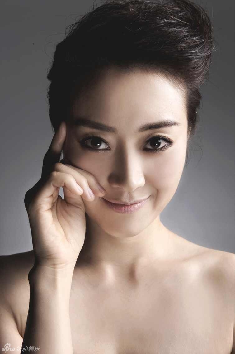 范志博甜美写真七连拍 优雅卖萌风格百变