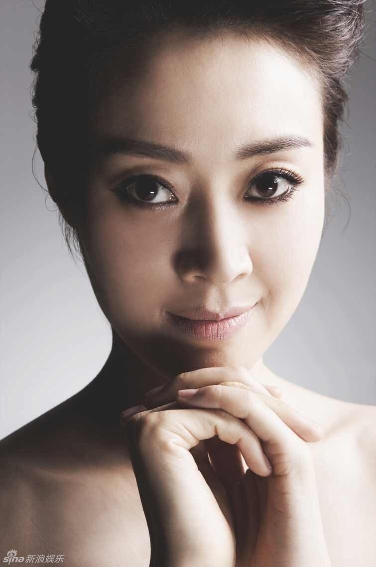 范志博甜美写真七连拍 优雅卖萌风格百变