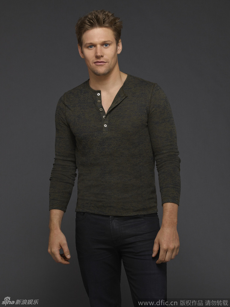 组图:《吸血鬼》曝写真 妮娜深v礼服露腰线_高清图集_新浪网