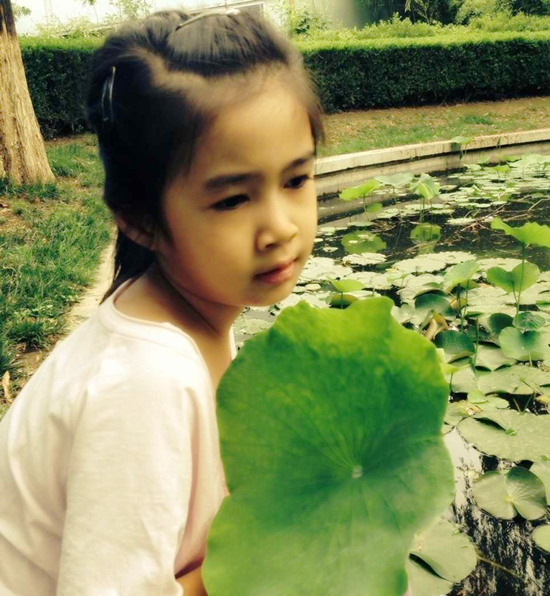 沙宝亮7岁的漂亮女儿沙可萱神似老婆朱娜,非常的活泼可爱,而且遗传了