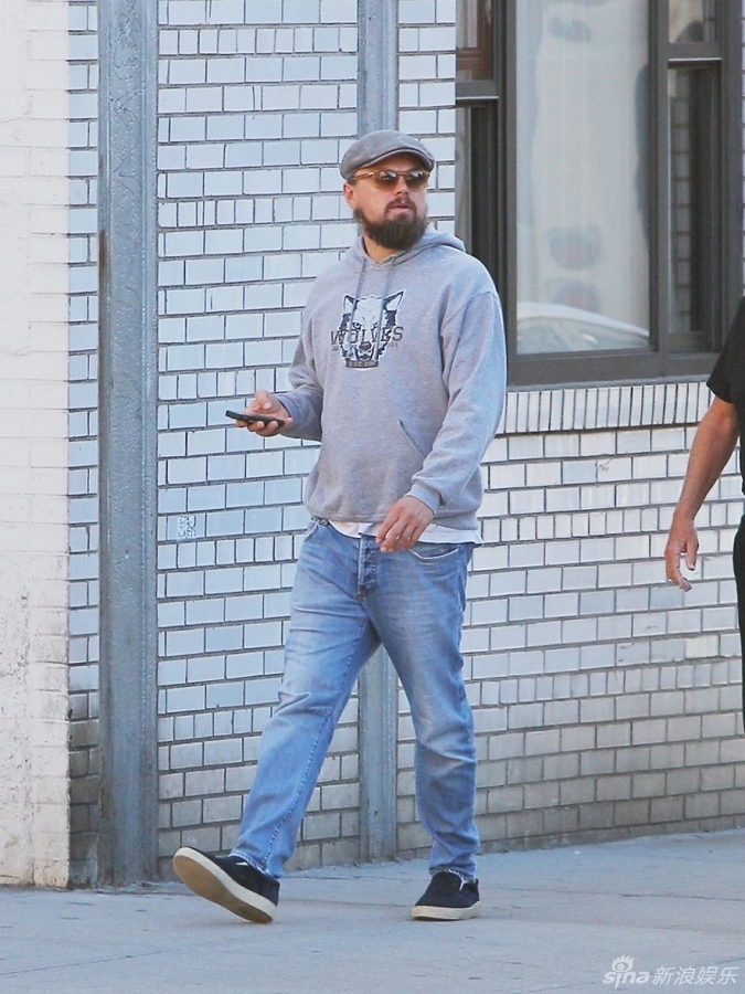 组图:小李子顶糟乱胡子漫步 走路姿势欢快洒脱