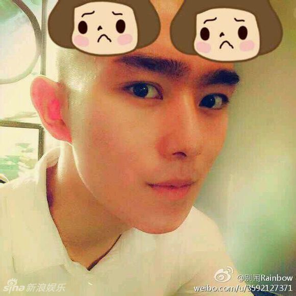 12 / 17 新浪娱乐讯 还记得那个成都最帅交警秦思瀚么?