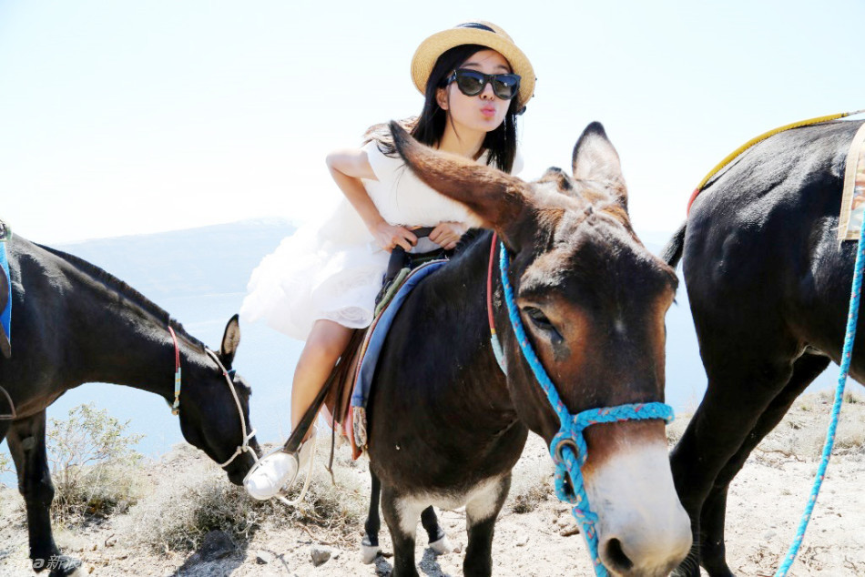 姚星彤赤脚骑驴不怕摔 裙摆飞浮险走光