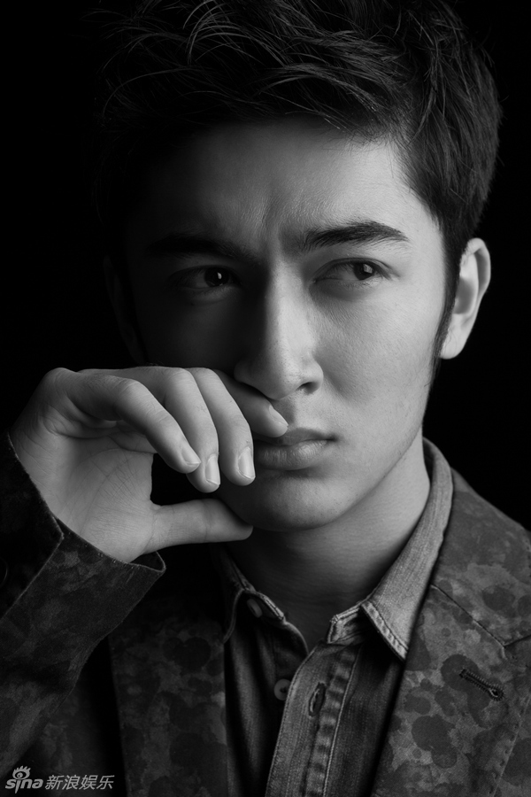 眼神深邃,棱角分明,彰显独特魅力.