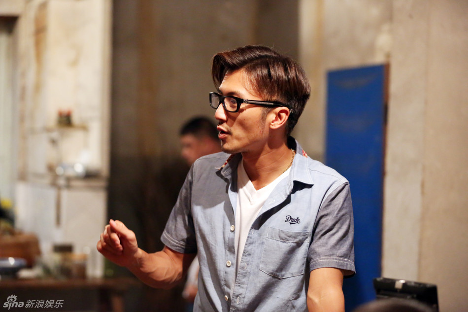 组图:十二道锋味谢霆锋被鸡调戏阿sa变挤奶娘_高清图集_新浪网