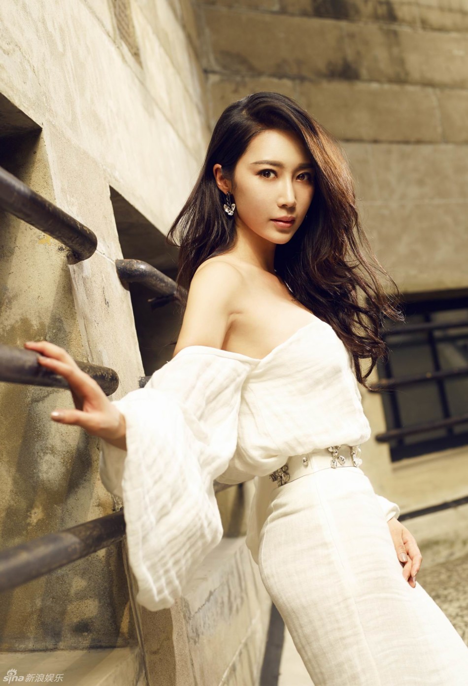 组图:赵子惠清爽写真曝光 尽显睿智知性美