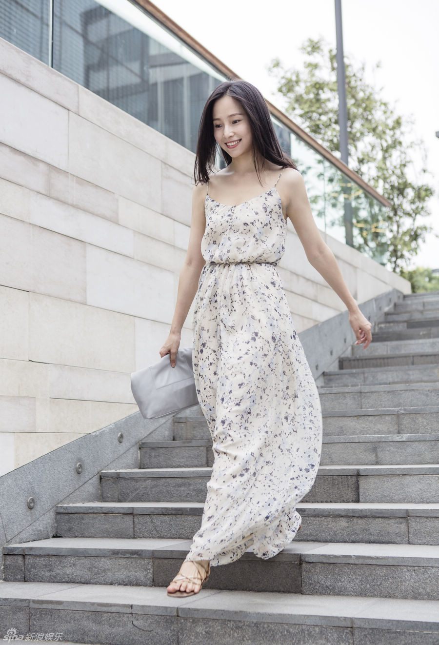 正在湖南卫视热播,在剧中刻意扮老饰演母亲的青年演员杨凯淳剧外恢复