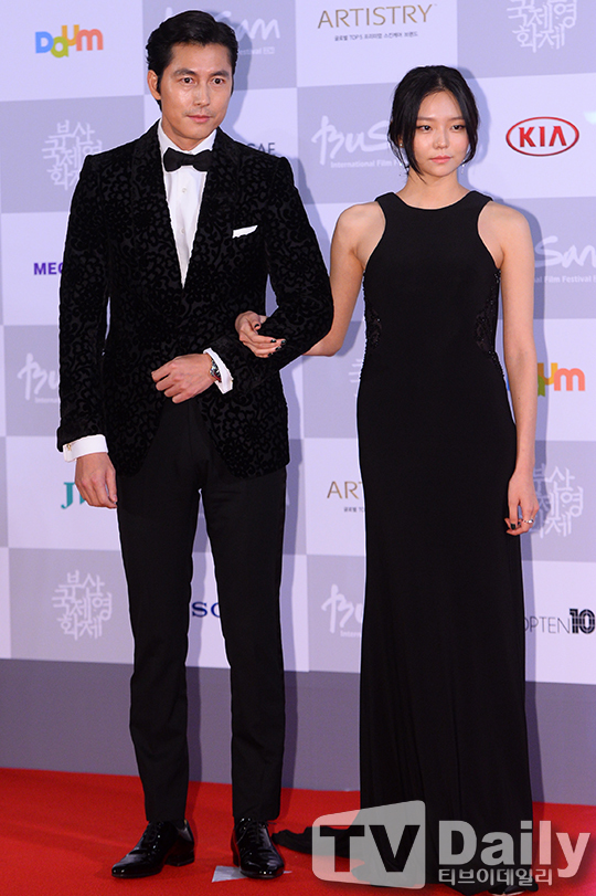 组图:郑雨盛亲密牵手李絮 黑衣黑裙默契养眼_高清图集_新浪网